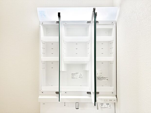 【その他設備(三面鏡裏収納)】三面鏡の裏に、化粧品や衛生用品などを収納可能。洗面台をすっきりと保ちます！