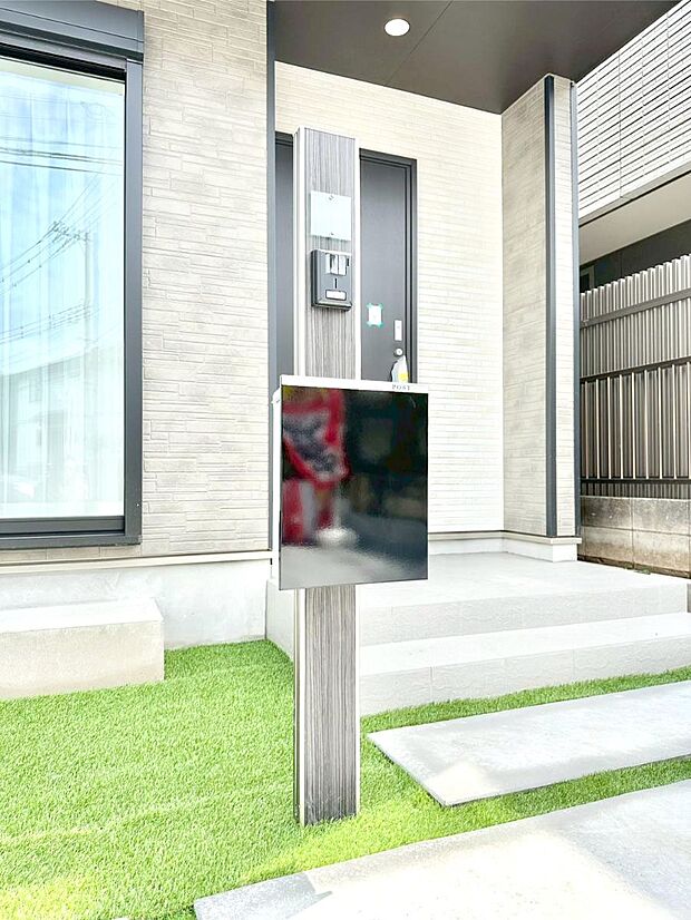 【その他現地】シンプルデザインのポスト。