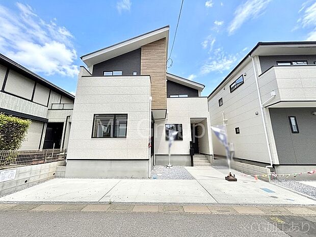 【現地外観写真】洗練された外観、上質な住空間が広がる室内は永く安心して過ごせる住居です。