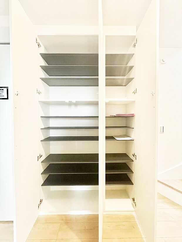 【その他設備(収納)】収納力ある下駄箱の活用で玄関廻りはいつでもスッキリ  