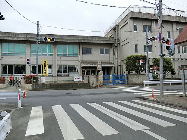 芳野小学校（約2,100m・徒歩27分）