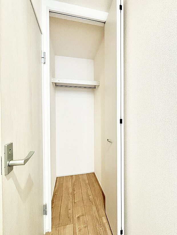 【その他設備(廊下収納)】廊下収納。掃除道具や季節の小物を収納することができます。