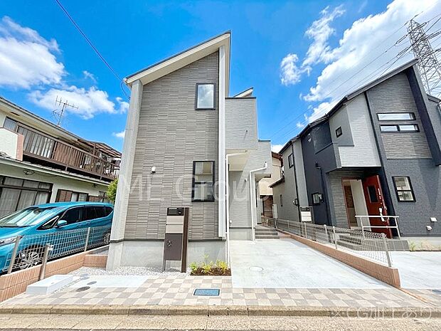 【現地外観写真】洗練された外観、上質な住空間が広がる室内は永く安心して過ごせる住居です。