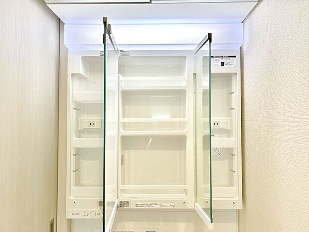 【その他設備(三面鏡裏収納)】三面鏡の裏に、化粧品や衛生用品などを収納可能。洗面台をすっきりと保ちます!