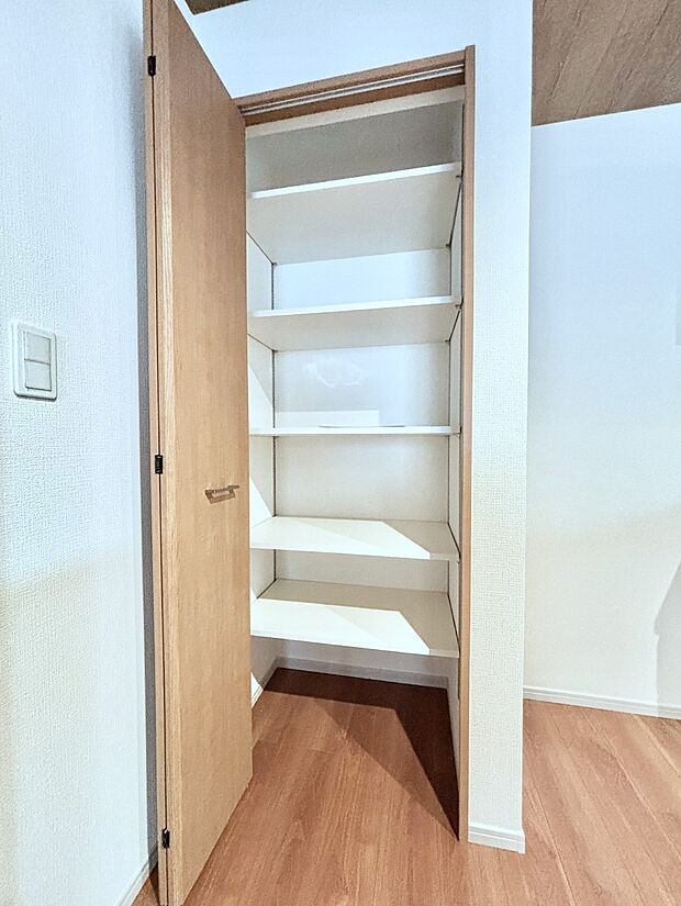 【その他設備(パントリー)】キッチンにはパントリー！食材のストックはもちろん、日用品の収納など使い方はいろいろ！