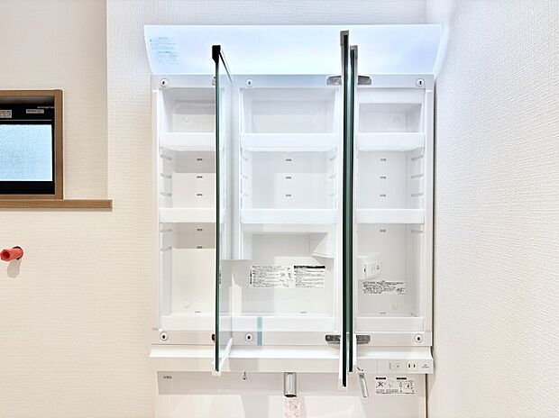 【その他設備(三面鏡裏収納)】三面鏡の裏に、化粧品や衛生用品などを収納可能。洗面台をすっきりと保ちます！