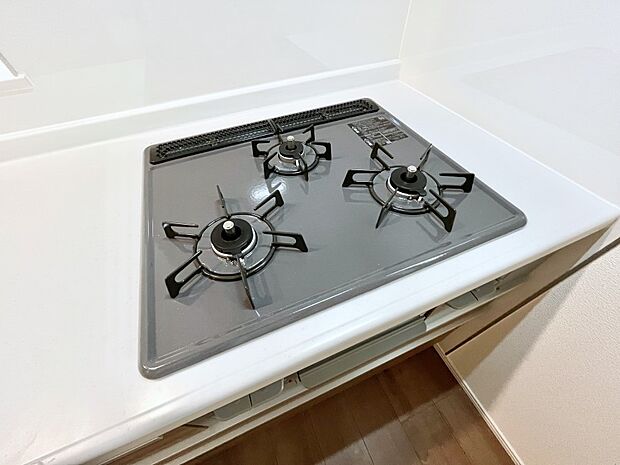 【その他設備(Ｓｉセンサーコンロ)】ガスコンロはＳｉセンサー搭載。火力調節や焦げ付き・消し忘れも防いでくれます。