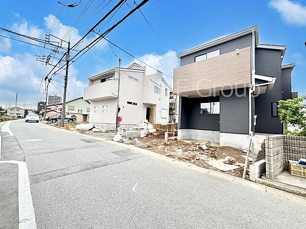 【前面道路含む現地写真】見通しの良さとともに、街並みに開放感を与えてくれます。 
