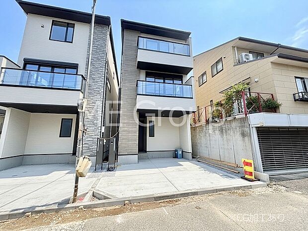 【現地外観写真】洗練された外観、上質な住空間が広がる室内は永く安心して過ごせる住居です。 