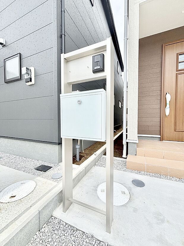 【その他現地】シンプルデザインのポスト。
