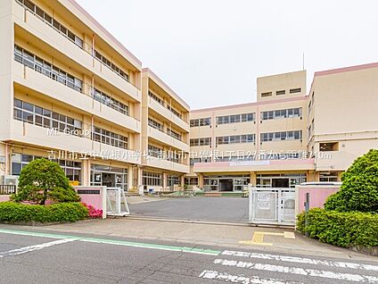吉川市立中曽根小学校 710m(9分)