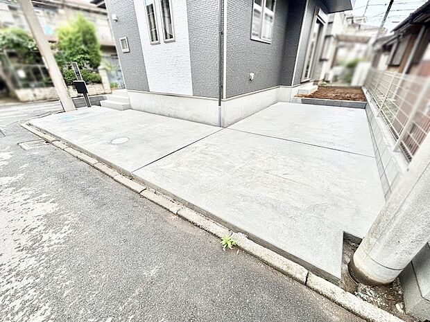 【駐車場】目の前が駐車場だと雨の日も大量にお買い物をした時も便利ですね