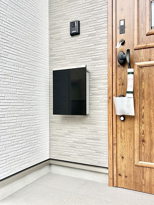 【その他現地】シンプルデザインのポスト。
