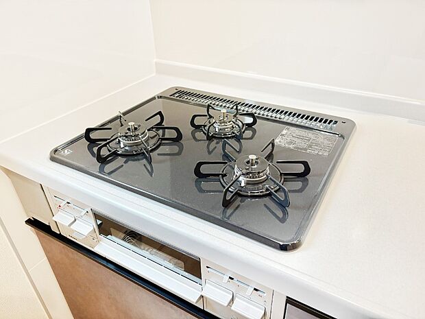 【その他設備(三ツ口コンロ)】三口ガスコンロでお料理が一気にはかどりそう。  
