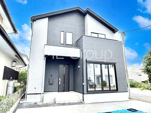 【現地外観写真】暮らしやすさと居心地の良さにこだわったシンプルで飽きのこないデザイン ！