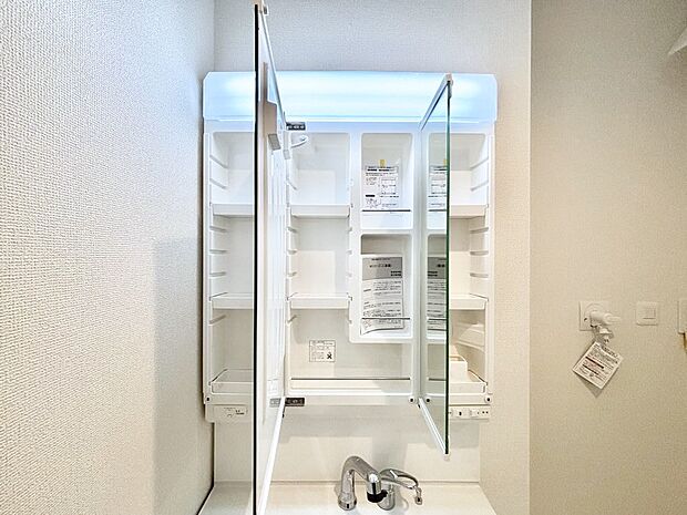 【その他設備(三面鏡裏収納)】三面鏡の裏に、化粧品や衛生用品などを収納可能。洗面台をすっきりと保ちます!
