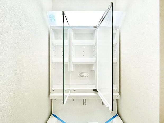 【その他設備(三面鏡裏収納)】三面鏡の裏に、化粧品や衛生用品などを収納可能。洗面台をすっきりと保ちます！