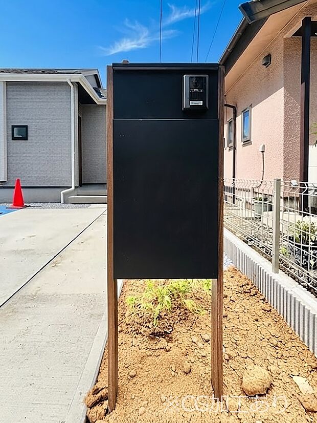 【その他現地】使い勝手のいいポスト一体型の宅配ボックス