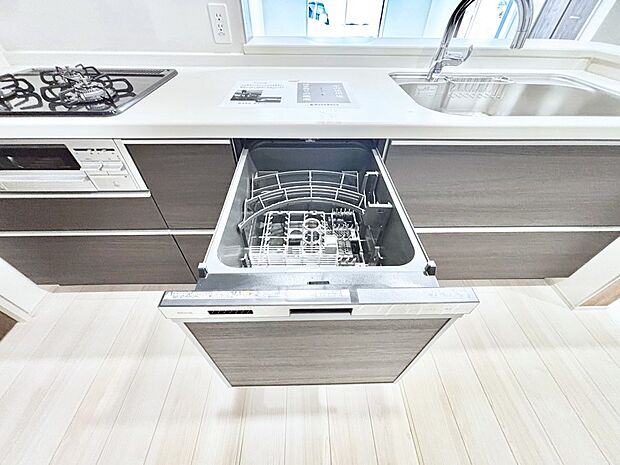 【その他設備(食洗機)】面倒なお片づけは食洗機にお任せ！家事の負担が減って、時間にも気持ちにもゆとりができます。