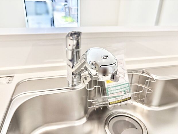 【その他設備(浄水器)】いつでも清潔なおいしいお水を。一つの水栓で水道水と浄水を使い分け。