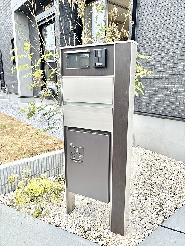 【その他現地】表札・インターホン・ポスト・宅配ＢＯＸをひとつに集約。エントランスになじむシンプルデザイン。