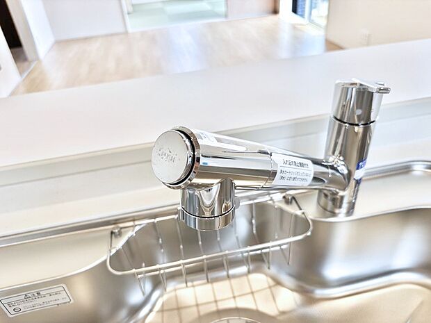 【その他設備(浄水器)】いつでも清潔なおいしいお水を。一つの水栓で水道水と浄水を使い分け。