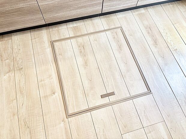 【その他設備(床下収納)】床下収納付き！日用品・非常用品の収納にも大活躍。