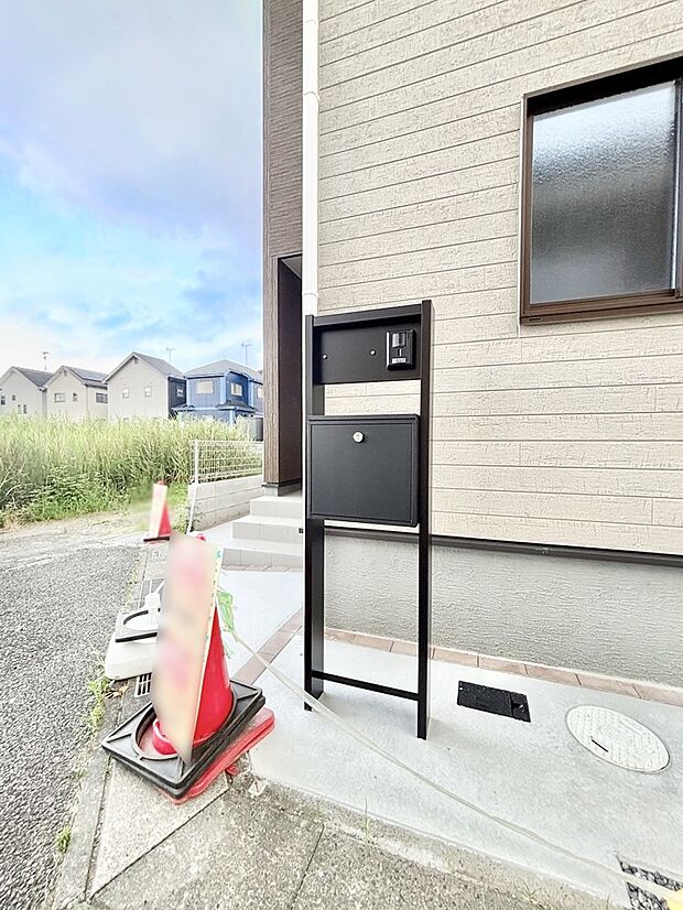 【その他現地】シンプルデザインのポスト。