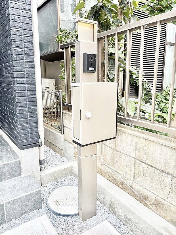 【その他現地】シンプルデザインのポスト。