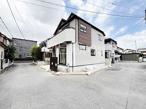 【前面道路含む現地写真】陽光と開放感に恵まれた角地。ここから始まる新生活を応援いたします！