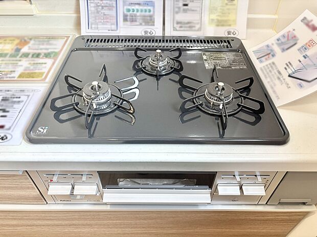 【その他設備(Siセンサーコンロ)】ガスコンロはSiセンサー搭載。火力調節や焦げ付き・消し忘れも防いでくれます。