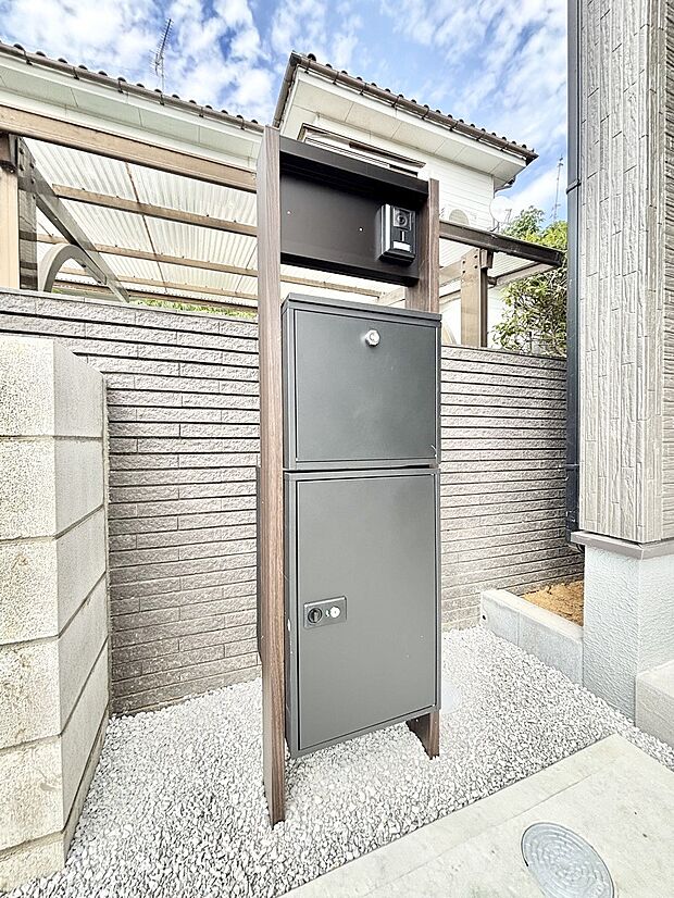 【その他現地】表札・インターホン・ポスト・宅配ＢＯＸをひとつに集約。エントランスになじむシンプルデザイン。