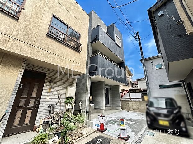 【現地外観写真】暮らしやすさと居心地の良さにこだわったシンプルで飽きのこないデザイン !