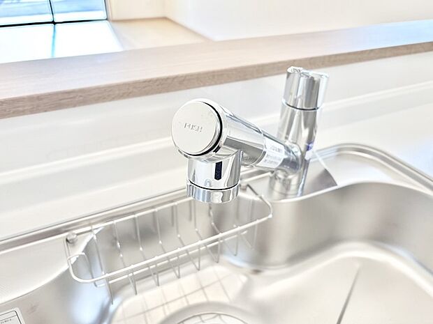 【その他設備(浄水器)】いつでも清潔なおいしいお水を。一つの水栓で水道水と浄水を使い分け。