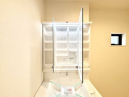 その他設備(三面鏡裏収納)