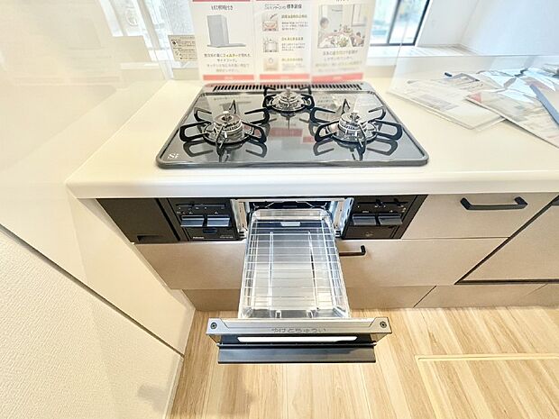 【その他設備(Ｓｉセンサーコンロ)】ガスコンロはＳｉセンサー搭載。火力調節や焦げ付き・消し忘れも防いでくれます。