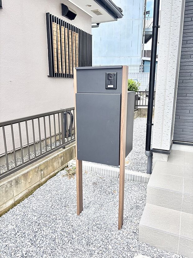 【その他現地】表札・インターホン・ポストをひとつに集約。エントランスになじむシンプルデザイン。