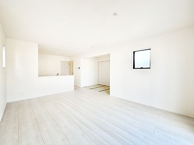 【ダイニング】木の温もりがやさしいフローリングは安らぎをもたらす住空間