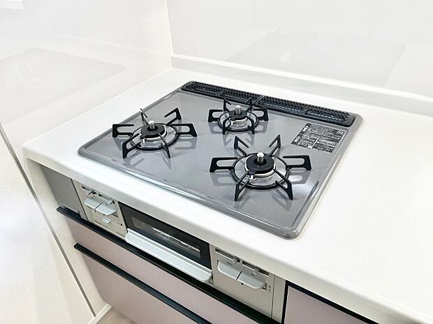 【その他設備(三ツ口コンロ)】三口ガスコンロでお料理が一気にはかどりそう。  