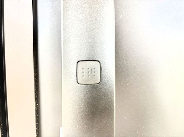 【その他現地】ボタンを押してかざすだけ!玄関ドアは電子キー仕様です。