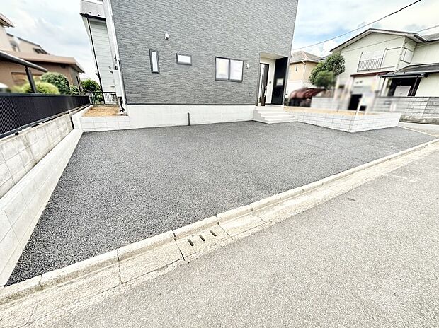 【駐車場】目の前が駐車場だと雨の日も大量にお買い物をした時も便利ですね