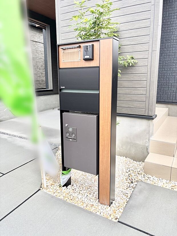 【その他現地】シンプルデザインのポスト。