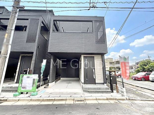 【現地外観写真】洗練された外観、上質な住空間が広がる室内は永く安心して過ごせる住居です。 
