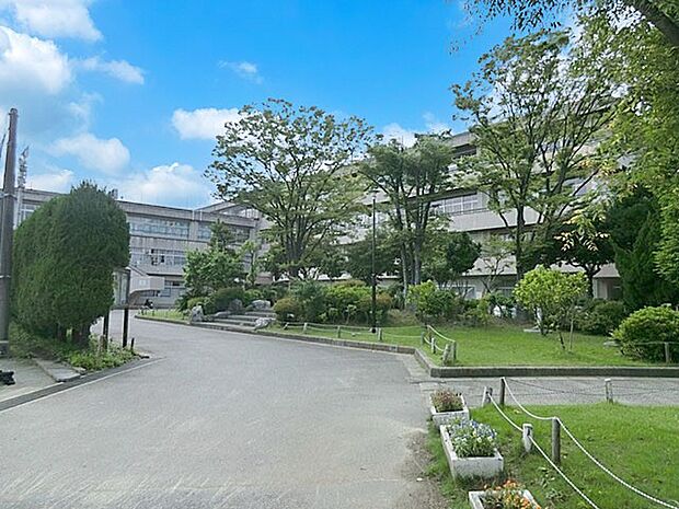 蕨市立第二中学校(約1,250m・徒歩16分)