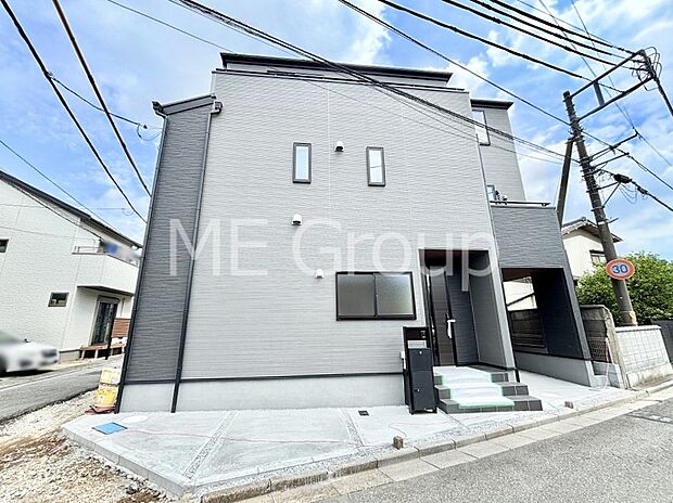 【現地外観写真】暮らしやすさと居心地の良さにこだわったシンプルで飽きのこないデザイン ！