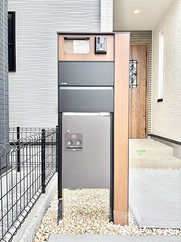 【その他現地】表札・インターホン・ポスト・宅配ＢＯＸをひとつに集約。エントランスになじむシンプルデザイン。