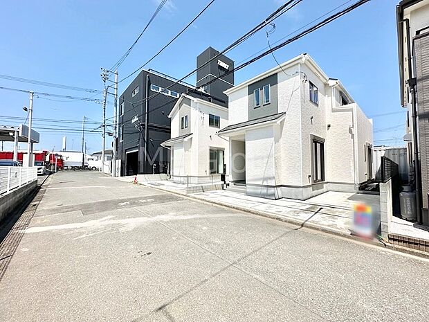 【前面道路含む現地写真】見通しの良さとともに、街並みに開放感を与えてくれます。 