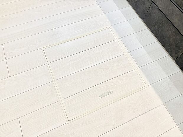 【その他設備(床下収納)】床下収納付き！日用品・非常用品の収納にも大活躍。