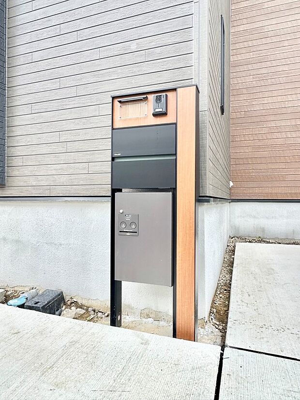 【その他現地】表札・インターホン・ポスト・宅配ＢＯＸをひとつに集約。エントランスになじむシンプルデザイン。