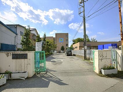 草加市立八幡小学校 640m